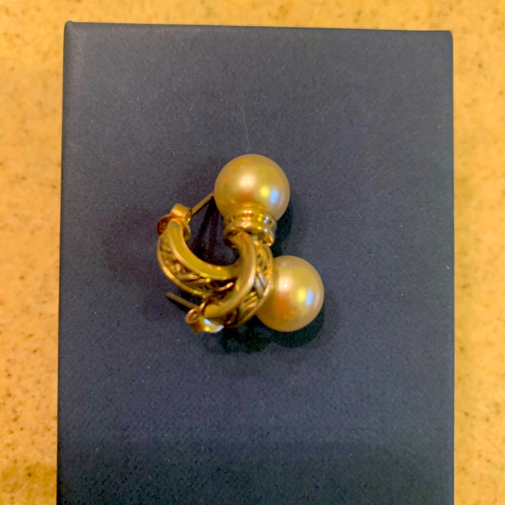 Nice earrings if you like pearls!